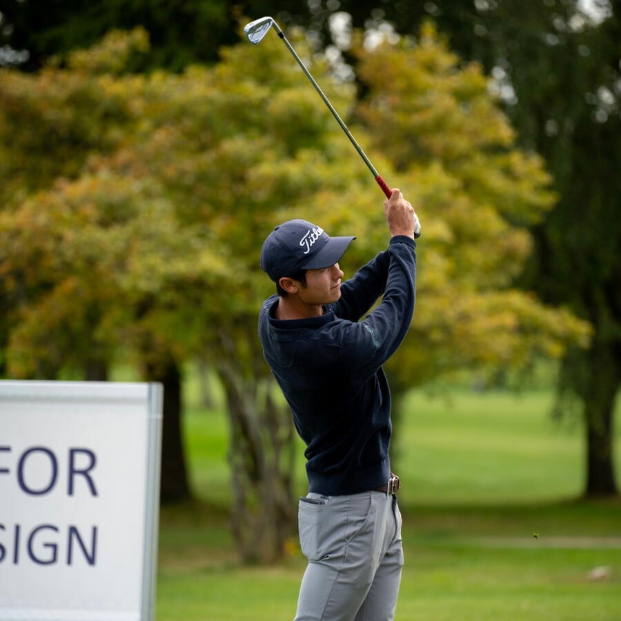 Golfspiller følger igennem efter et slag på golfbanen